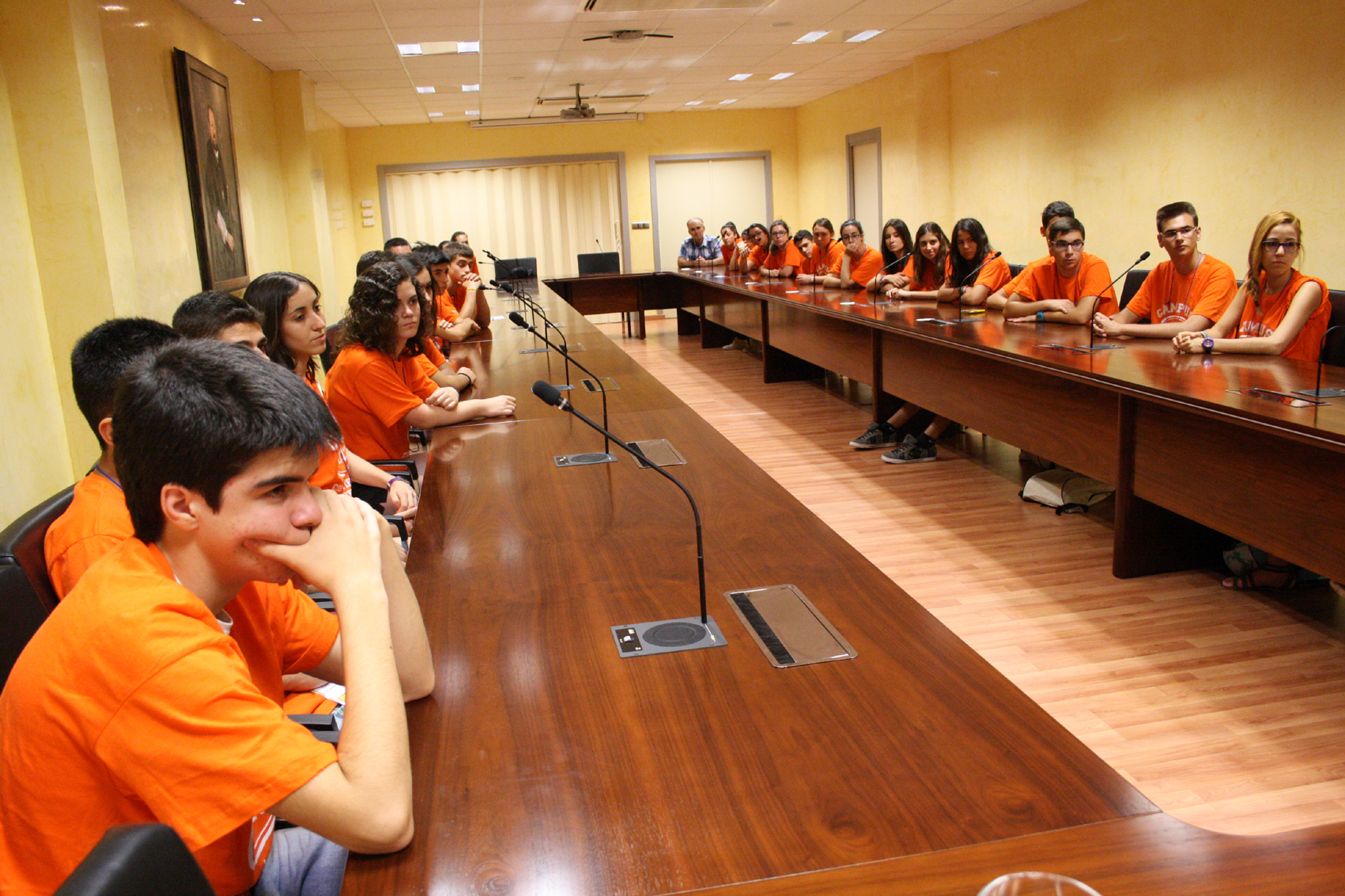 Alumnado participantes, durante el encuentro con los rectores